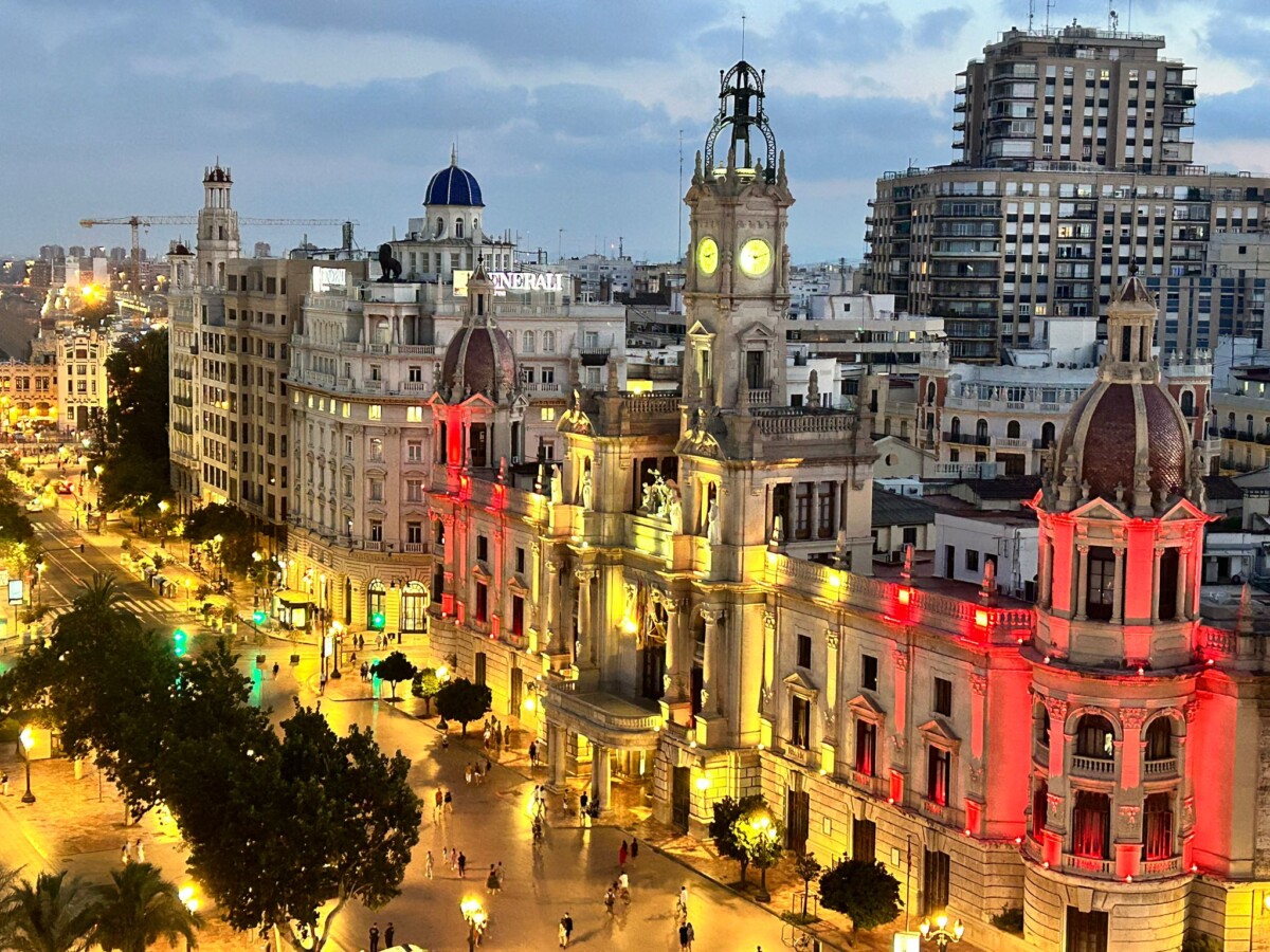 Fachada del Ayuntamiento de Valencia iluminada con los colores de la bandera de España